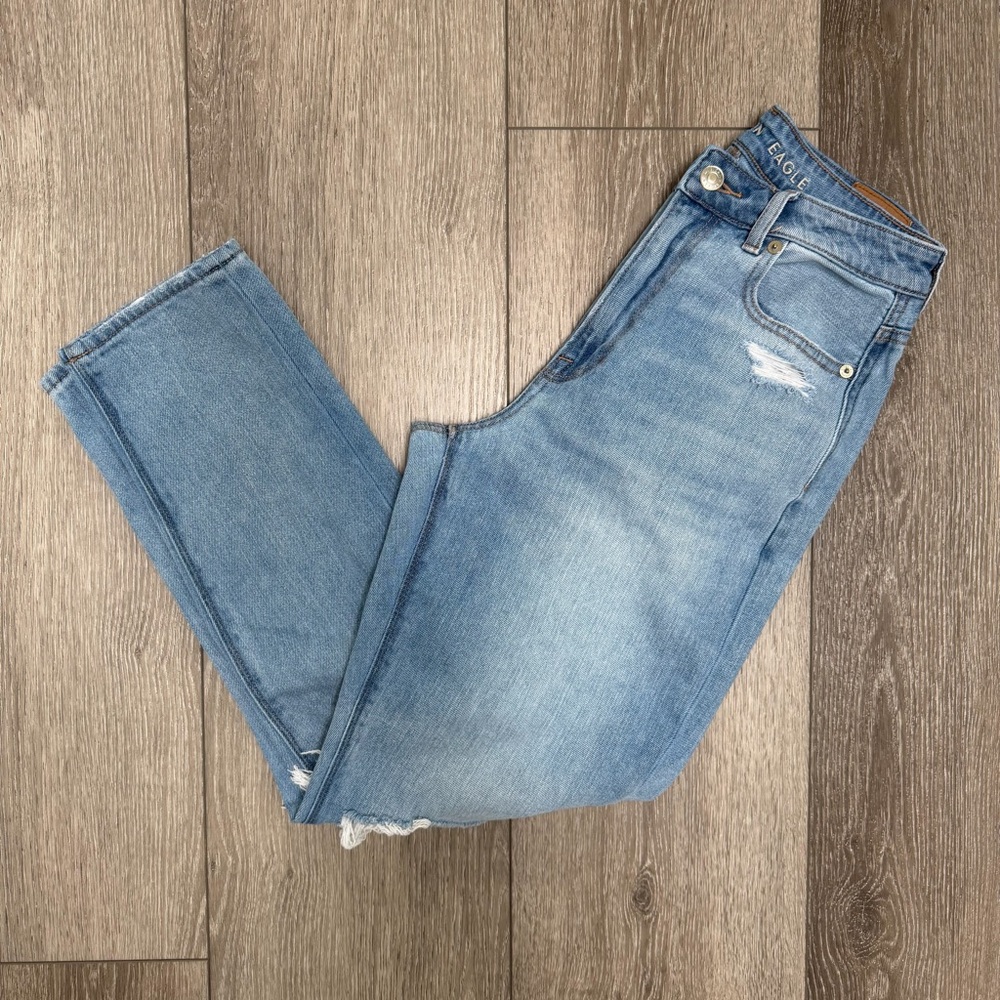 AMERICAN EAGLE MOM JEAN HIGH RISE DISTRESSED MEDIUM WASH 4 REGULAR